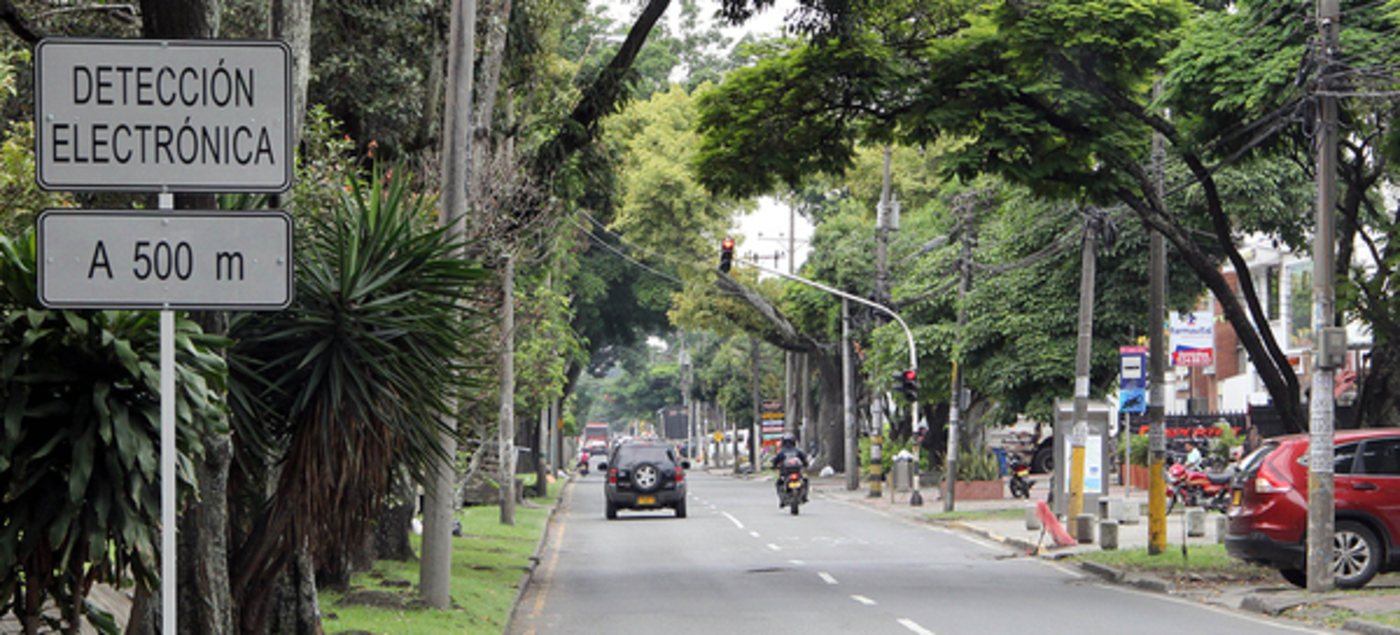 Señal de detección electrónica en una vía urbana